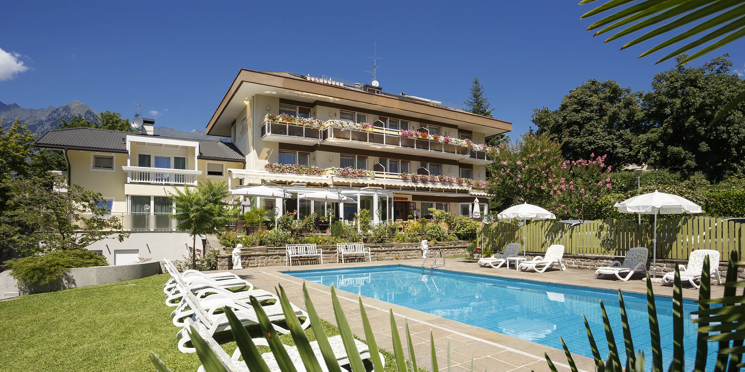 Hotel Tiffany in Meran, Blick über den Gartenpool zur Terrasse